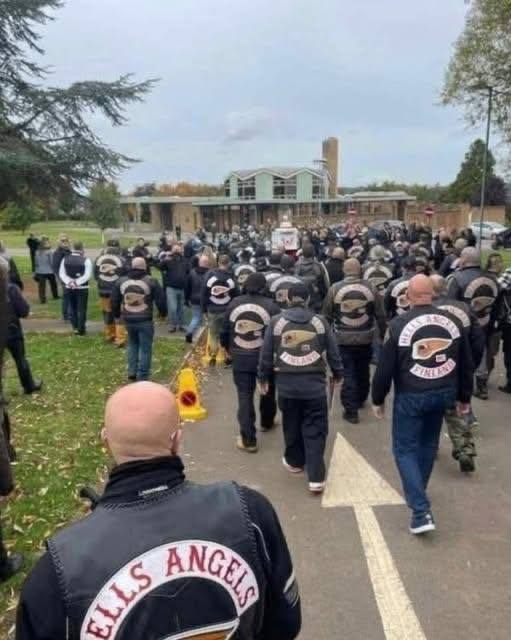 A group of bikers arrived to protect my child from bullies